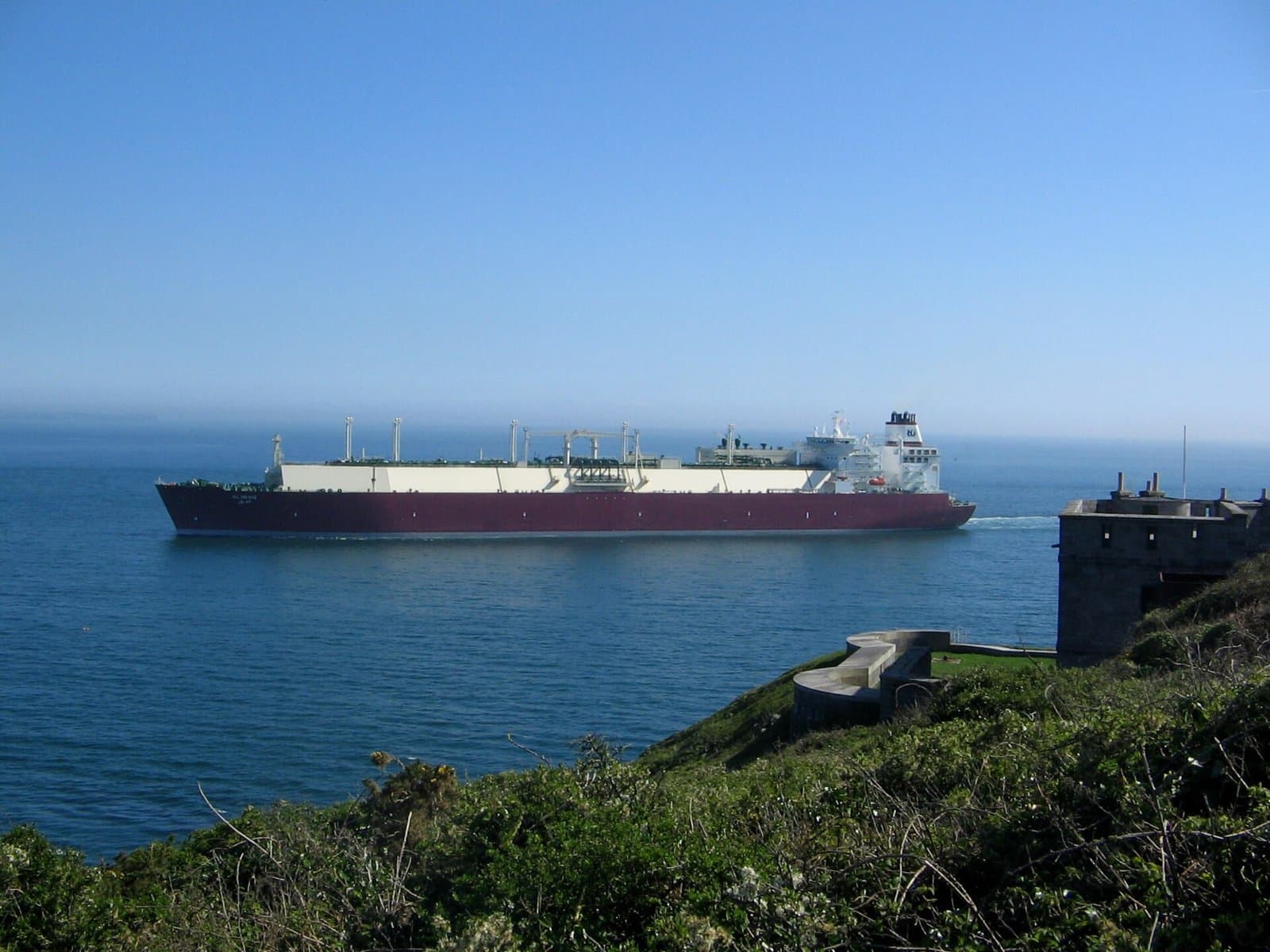 Qatari LNG Carrier Al Rekayyat Struck Near Hormuz, Crew Evacuated Safely