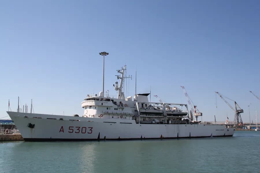 Italian ship Ammiraglio Magnaghi