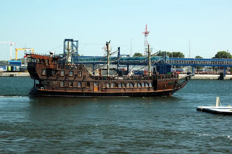 Category:Roza Weneda (ship, 1961)